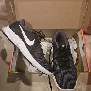Nike Revolution 4
